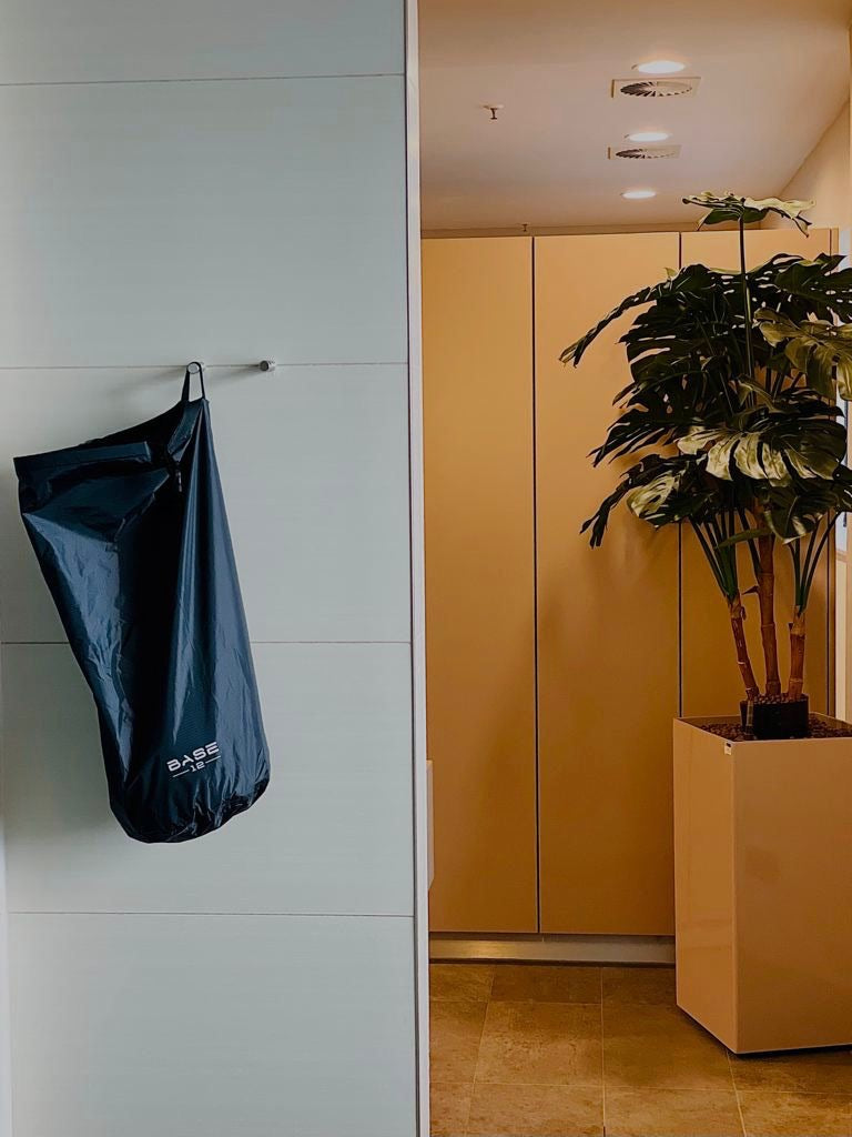 BASE12 Sweat Bag hängt an einer Wand im Innenbereich nach dem Training