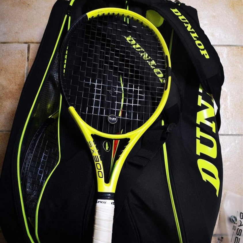 Tennisschläger mit BASE12 Tennissaite liegt in einer Tennistasche